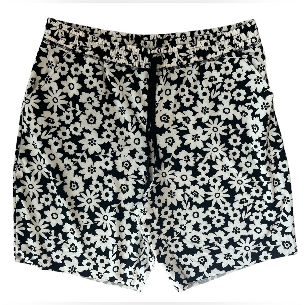 NWT LULAROE 2X JAMIE BLACK & WHITE FLORAL SHORTS WOMENS